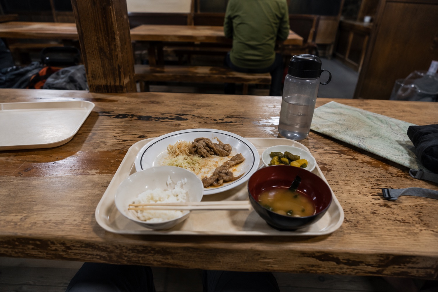 山小屋の温かい夕食