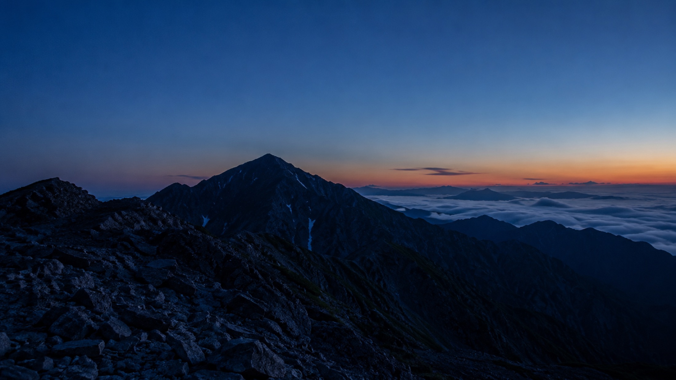 夜明け前の稜線